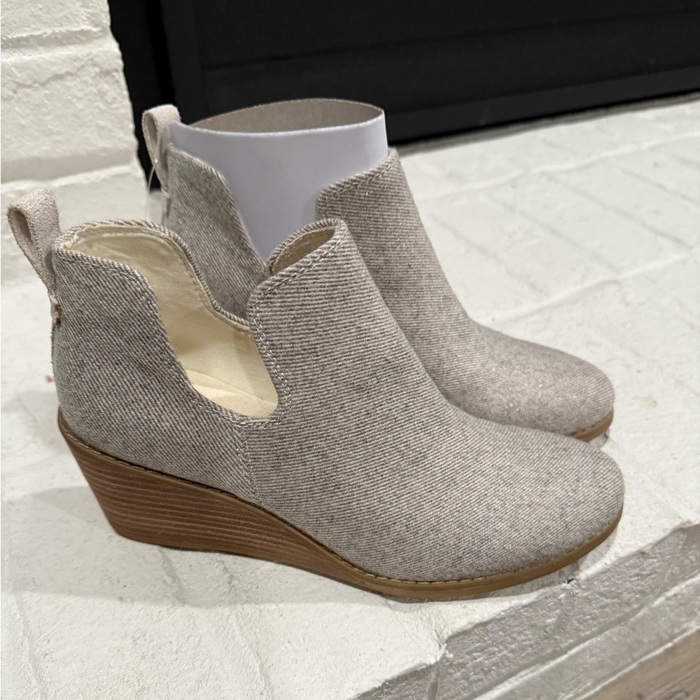 Tom’s Kallie Wedge
Toms cream/grey slip On booties